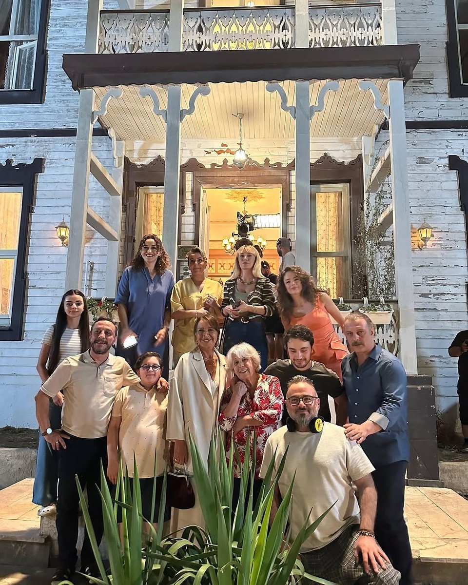 Demet Akbağ, Aile Saadeti'nde Gülüyor: Selçuk Aydemir'den Setten Yeni Kareler