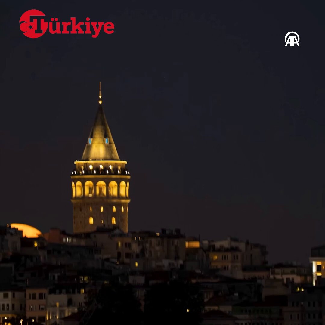 İstanbul'da Dolunayın Büyülü Anları Galata Kulesi'nden Kaydedildi