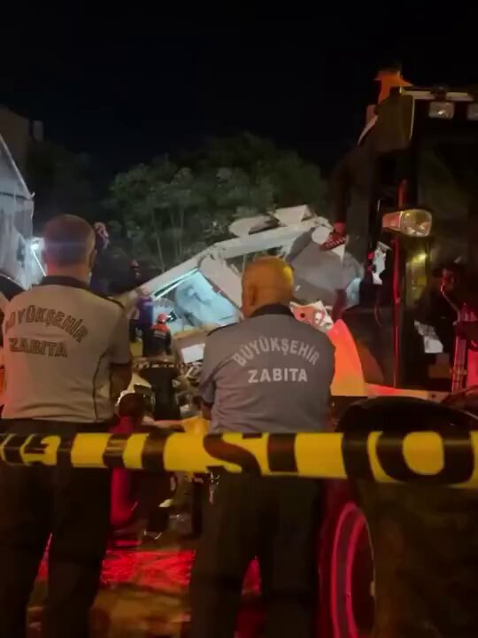 Balıkesir Sındırgı'da Yıkılan Binada Mahsur Kalma Korkusu