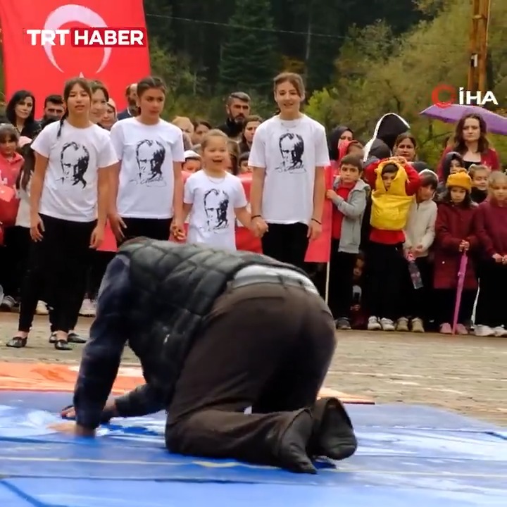 29 Ekim'de Yağmur Altında Düşen Kızını Atkısıyla Kurtaran Baba Yürekleri Islattı