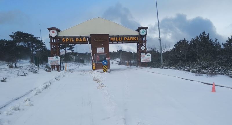 Spil Dağı Milli Parkı 5 gün sonra yeniden karla kaplandı
