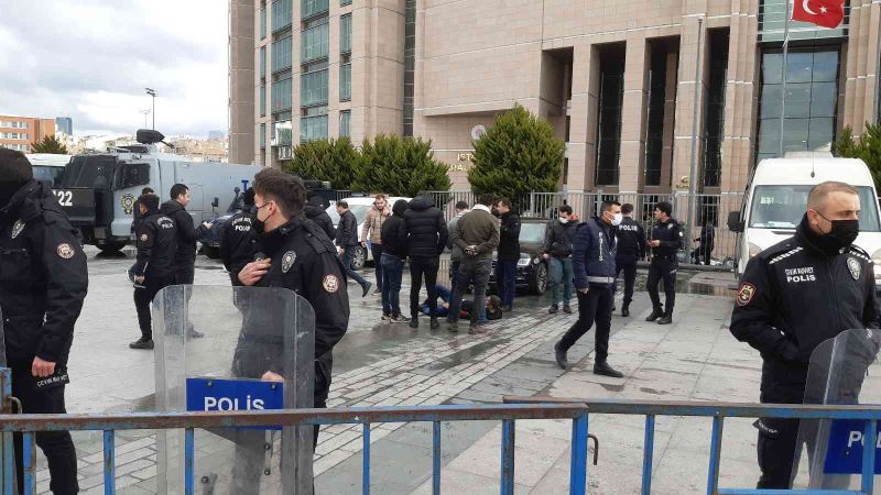 İstanbul Adliyesi önünde polise bıçaklı saldırı
