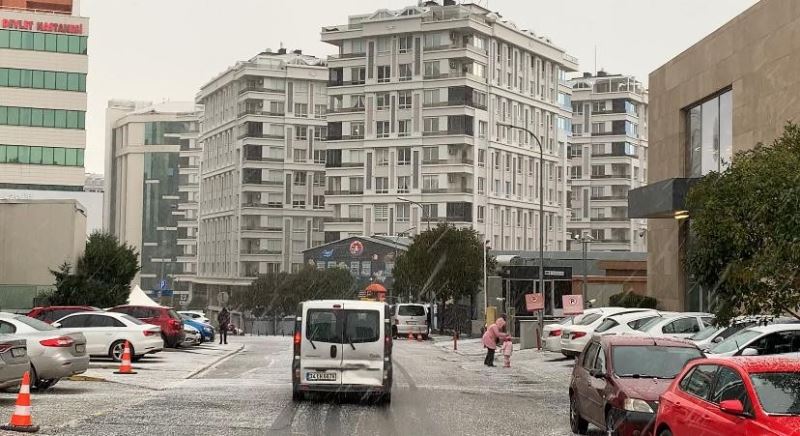 İstanbul Anadolu Yakasında kar yağışı etkili oldu