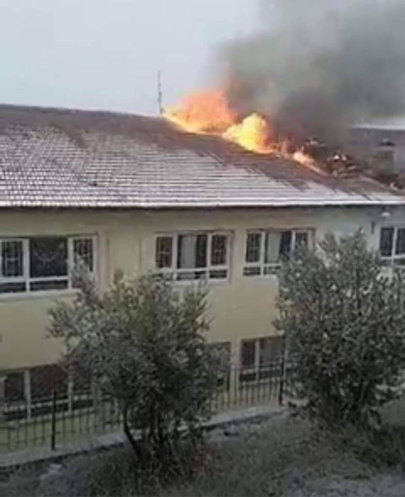 Karacasu’da okul yangını korkuttu
