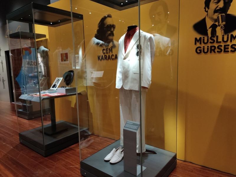 Müslüm Gürses’in beyaz takım elbisesi dahil birçok Türk sanatçının eşyaları ve eserleri bu sergide