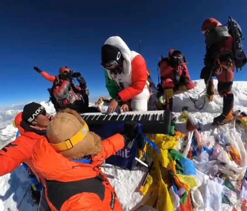 Meksikalı genç dağcı Everest Dağı’nın zirvesinde org çaldı
