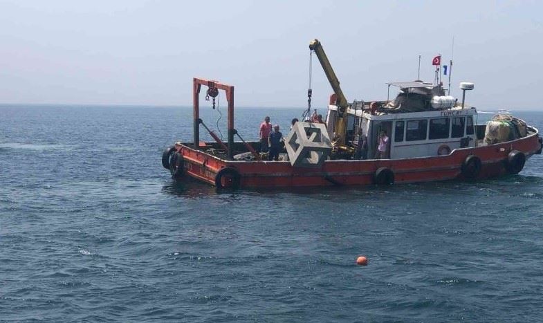 Balık popülasyonunun gelişimi için yapay resifler Marmara Denizi’ne bırakıldı