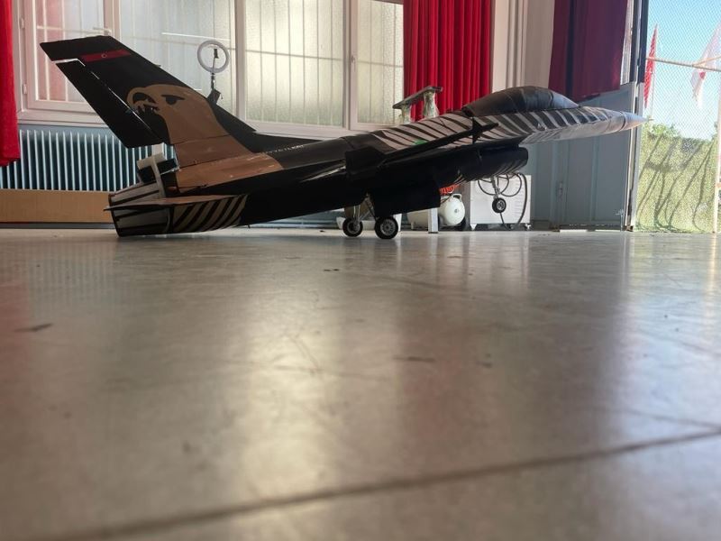 Lise öğrencileri otonom fırlatma koltuklu F-16 üretti