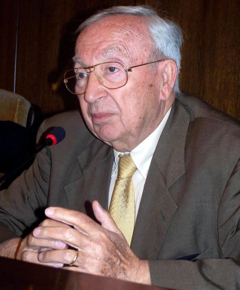 Eski Dışişleri Bakanı İlter Türkmen vefat etti
