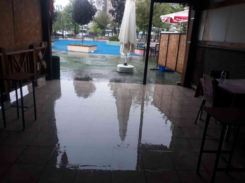Sağanak yağış nedeniyle dükkanları su bastı