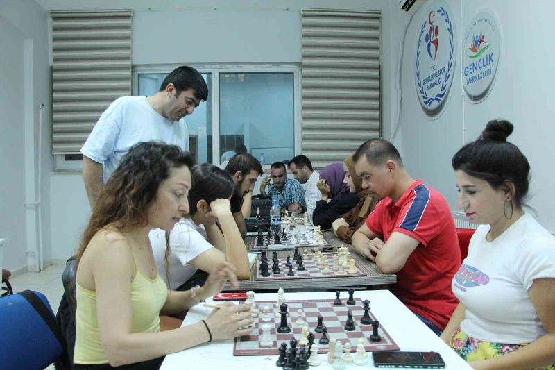 Siirt’te farklı meslek grupları bir araya gelerek satranç öğreniyor
