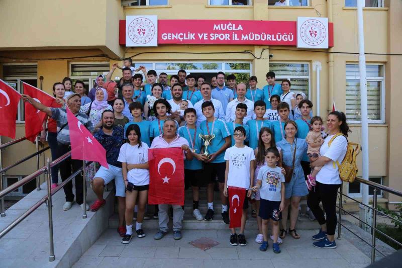 Muğla’nın şampiyon takımı Türk bayraklarıyla karşılandı
