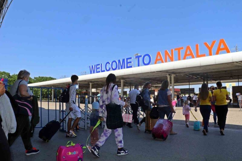 Antalya’dan 2023’e rekor giriş: Turist sayısında geçen yıla yüzde 62,8 fark