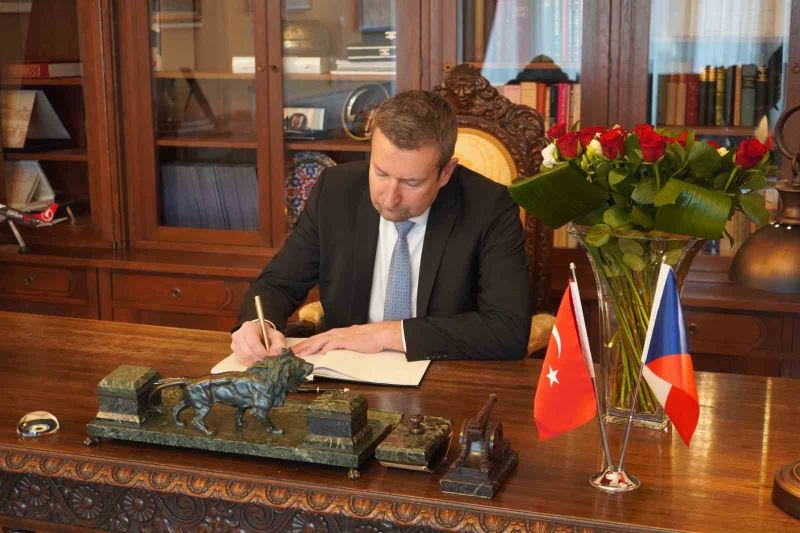 Türkiye’nin Prag Büyükelçiliği’nde taziye defteri açıldı
