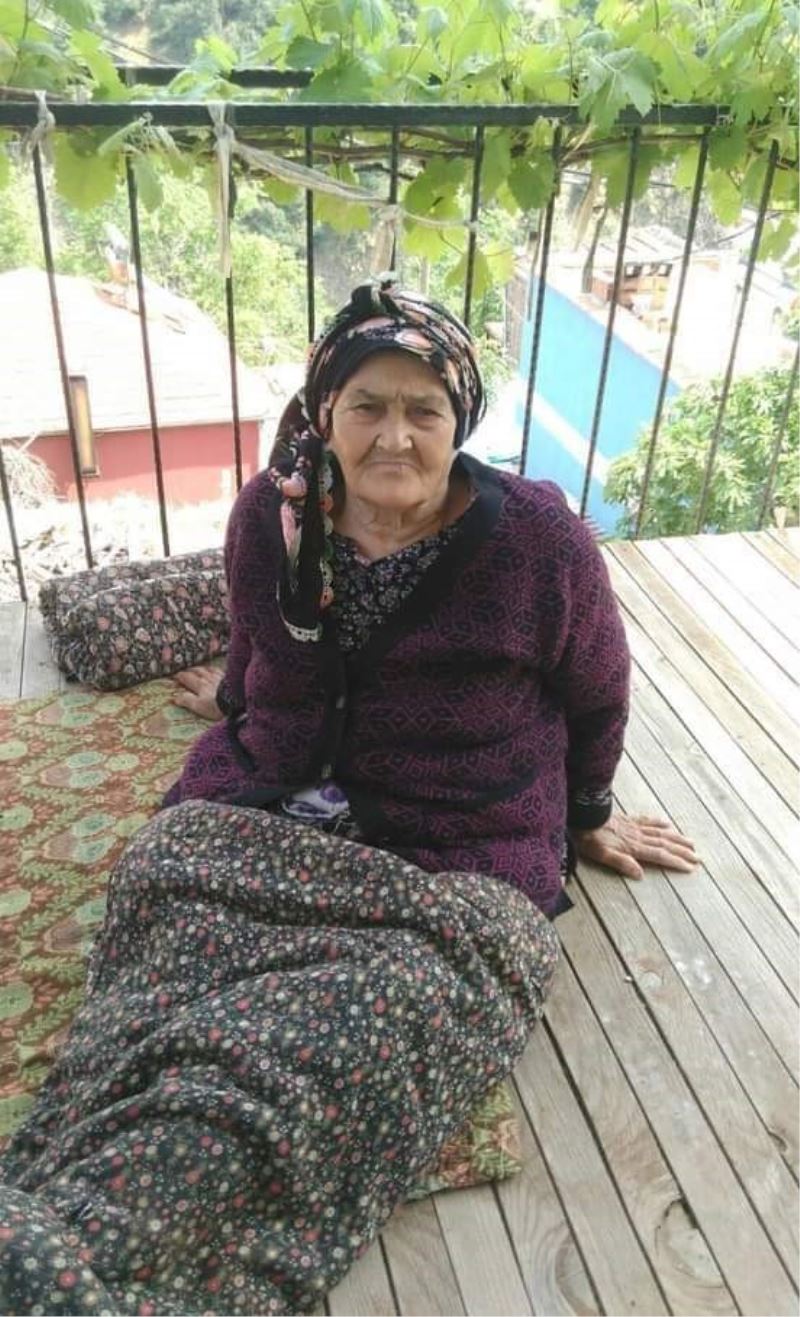 Yaşlı kadın alevlerin arasında hayatını kaybetti
