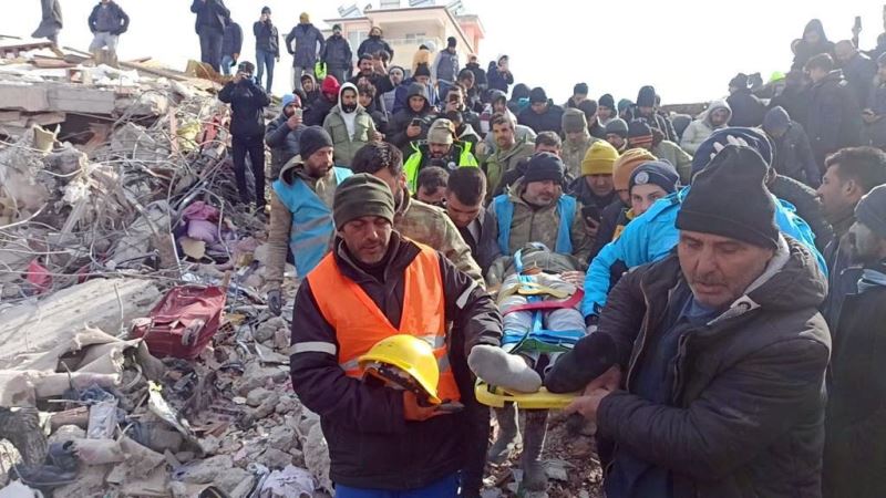 Tosya Belediyesi arama kurtarma ekibi enkaz altından bir depremzedeyi kurtardı
