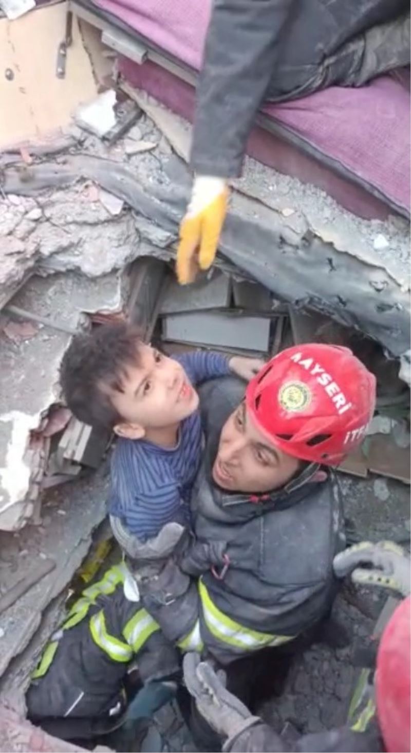 Kayseri İtfaiyesi deprem bölgesinde hayat kurtarıyor