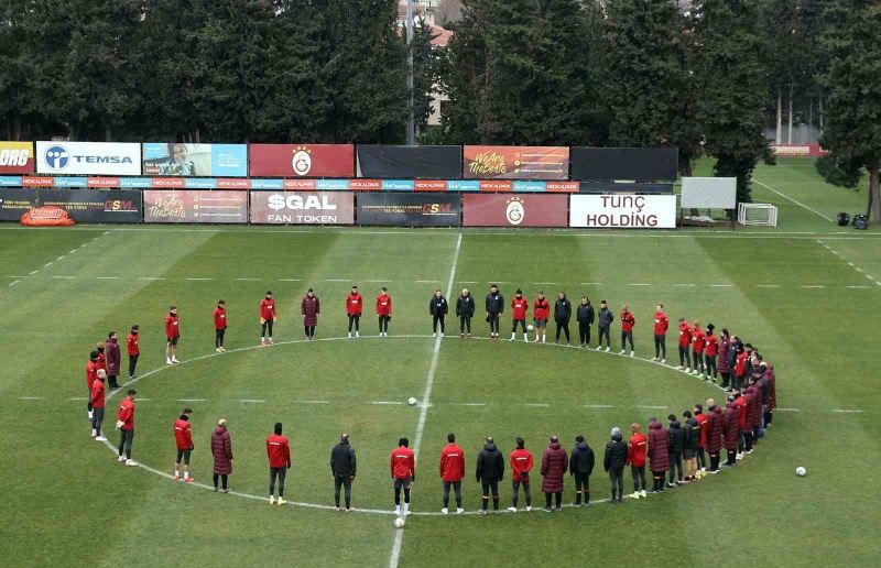 Galatasaray’dan depremde hayatını kaybedenler için saygı duruşu
