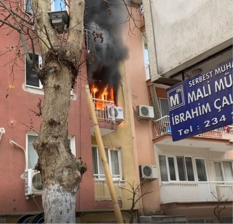 Manisa’da ev alev alev yandı: 4 yaralı
