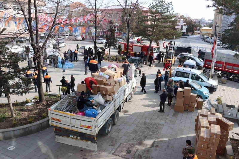 Deprem bölgesine 5 tır yardım malzemesi ile 10 kişilik aşevi gönderildi
