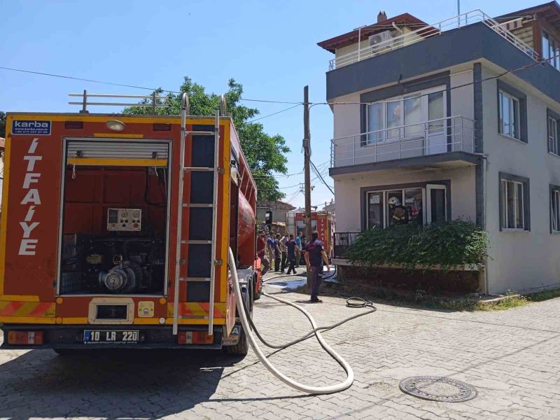 Edremit’te elektrik kontağından çıkan yangın evi kül etti

