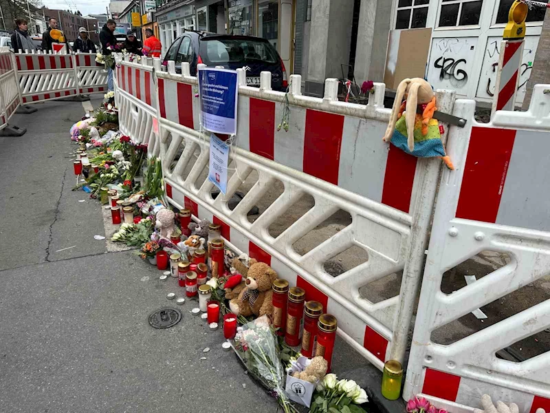 Solingen’deki hayatını kaybeden aile kundaklanan evlerinin önünde anıldı