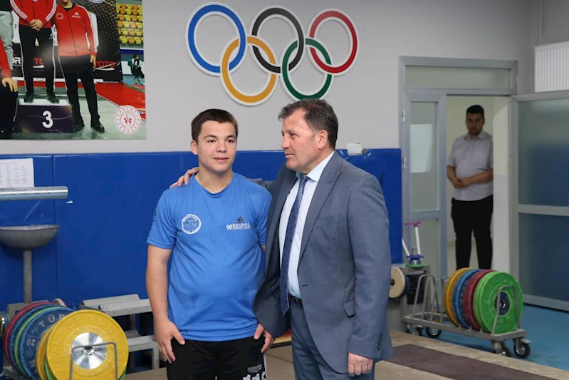 Gençlik ve Spor İl Müdürü Ali İhsan Kabakcı, Yenilenen Çevresel Spor Salonunu Ziyaret Etti