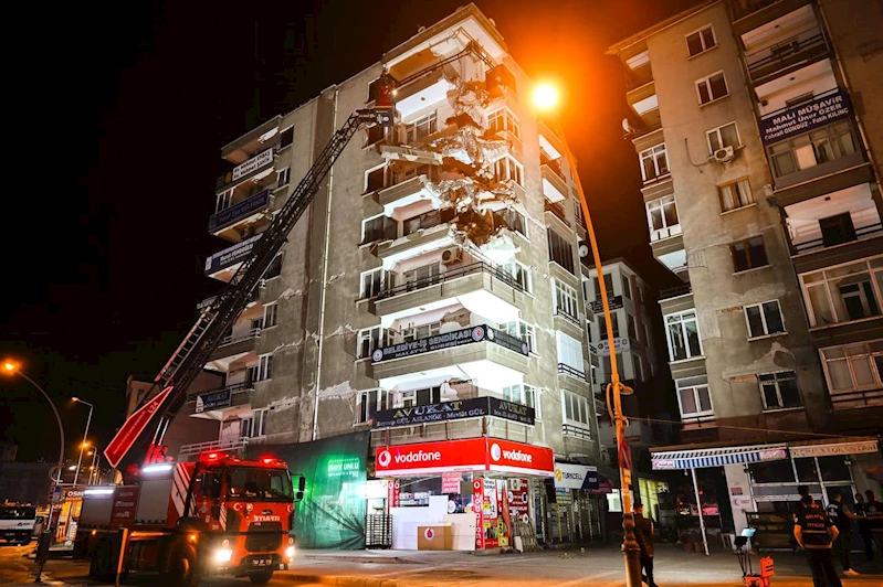 Malatya Büyükşehir Belediyesi Tehlike Arz Eden Binaları Temizliyor