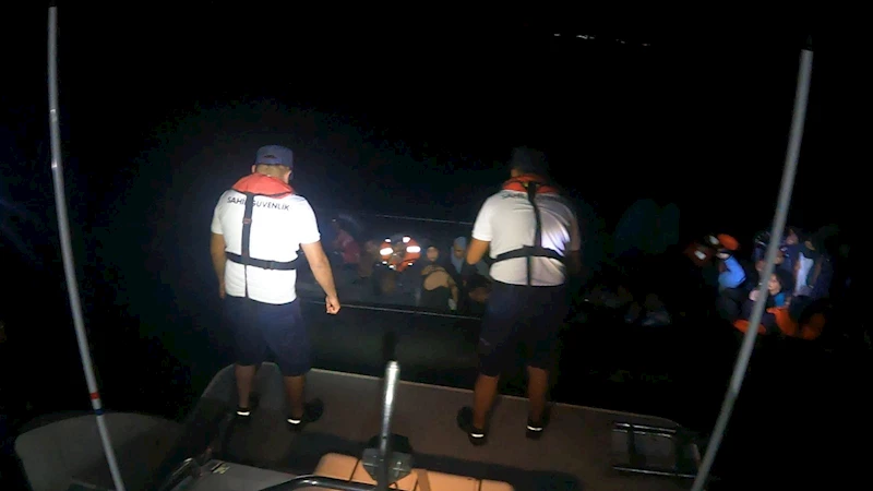 İzmir Çeşme Açıklarında Düzensiz Göçmen Taşıyan Bot Yakalandı